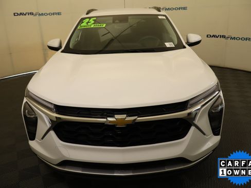Used 2025 Chevrolet Trax LT FWD image 14