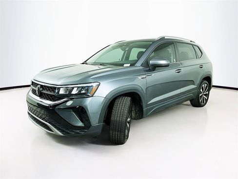 Used 2023 Volkswagen Taos SE w/ Panoramic Sunroof Package image 2