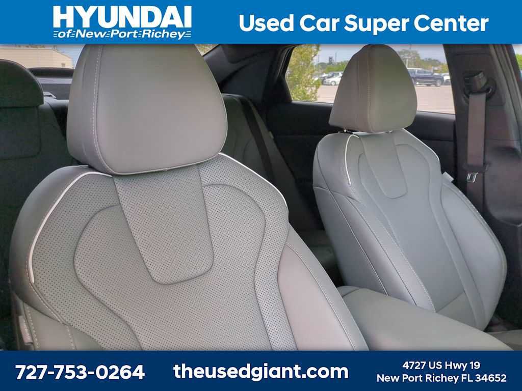 Certified 2025 Hyundai Elantra Limited FWD image 6