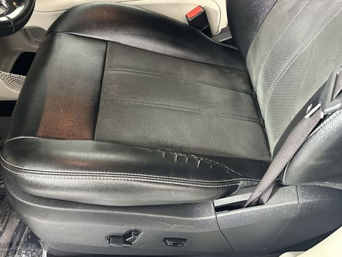 Used 2019 Dodge Grand Caravan SXT w/ Rear Park Assist Package FWD image 12
