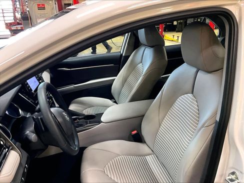 Used 2023 Toyota Camry SE w/ Convenience Package image 10