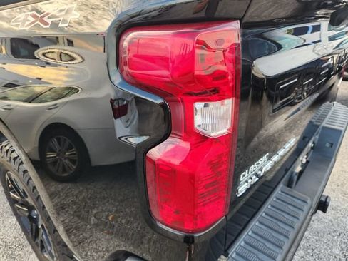 Used 2022 Chevrolet Silverado 1500 Custom AWD/4WD image 7
