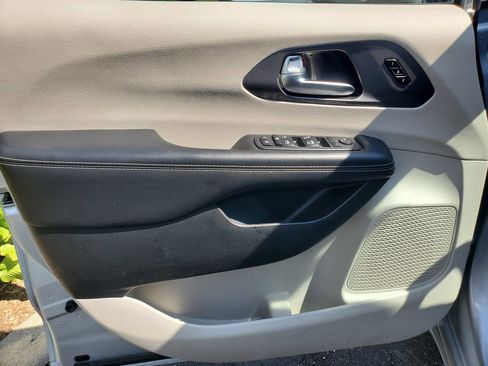 Used 2023 Chrysler Pacifica Touring-L FWD image 22