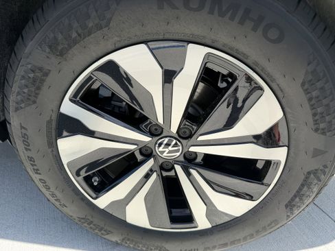 New 2026 Volkswagen Atlas SE image 28