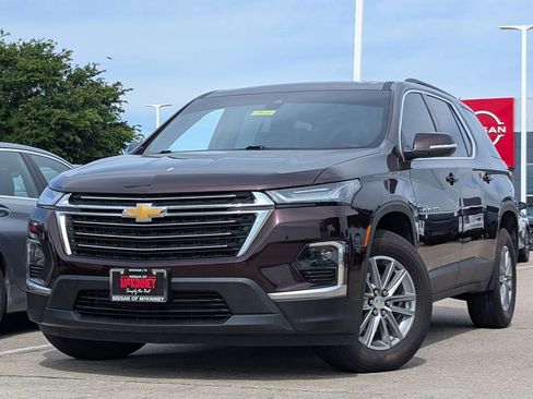 Used 2023 Chevrolet Traverse LT FWD image 2