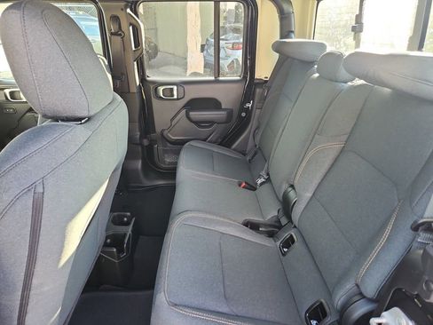 Used 2025 Jeep Gladiator Sport image 15