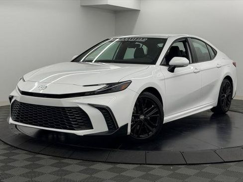 Used 2026 Toyota Camry SE FWD image 3