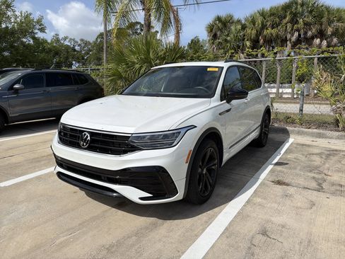 Used 2023 Volkswagen Tiguan SE R-Line image 3