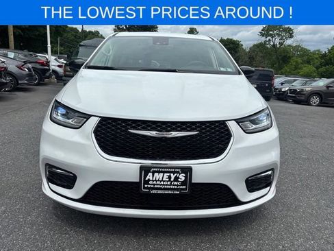 Used 2024 Chrysler Pacifica Touring-L FWD image 2