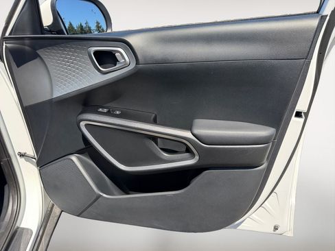 Used 2025 Kia Soul LX FWD image 25
