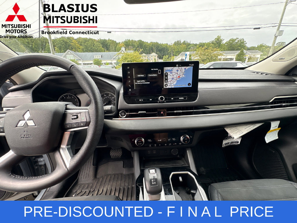 Used 2025 Mitsubishi Outlander AWD image 24