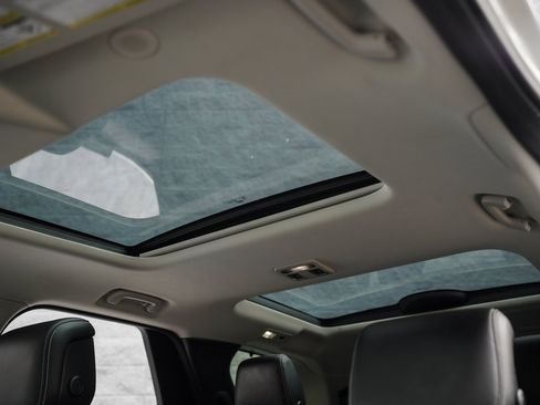 Used 2023 Land Rover Discovery S image 35