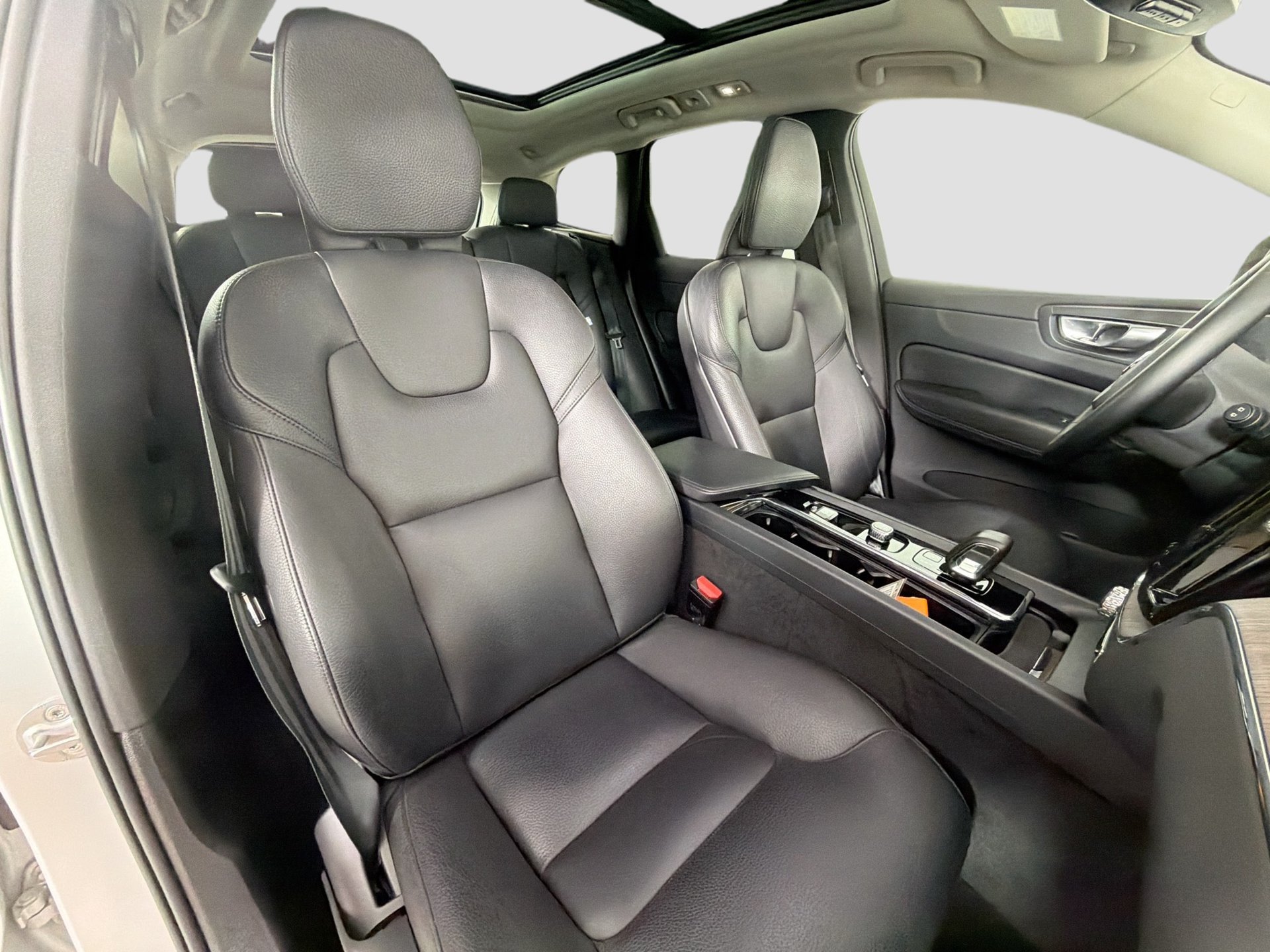 Certified 2023 Volvo XC60 B5 Plus w/ Protection Package Premier AWD/4WD image 26