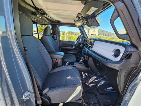 Used 2025 Jeep Wrangler Unlimited Sahara AWD/4WD image 37
