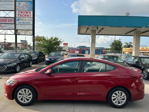Used 2017 Hyundai Elantra SE FWD image 2