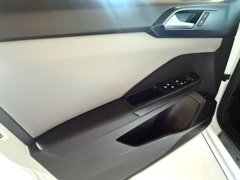 Certified 2023 Volkswagen Taos SE image 11