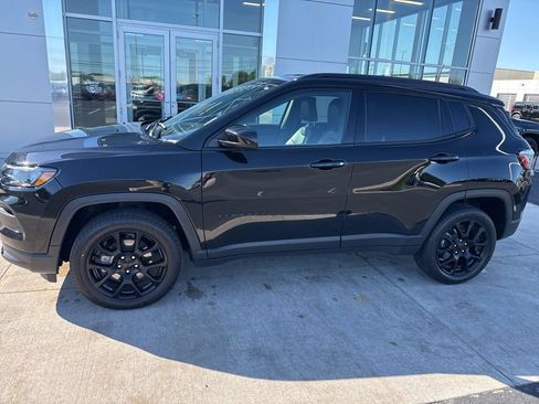 Used 2022 Jeep Compass Latitude w/ Convenience Group AWD/4WD image 35