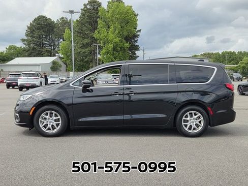 Used 2023 Chrysler Pacifica Touring-L FWD image 2