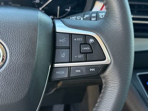 Used 2025 Toyota Sienna XLE FWD image 13