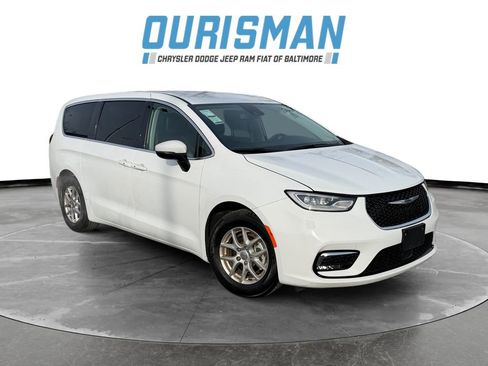 Used 2023 Chrysler Pacifica Touring-L image 1