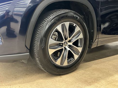 Used 2024 Toyota Highlander XLE image 10