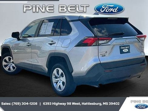 Used 2022 Toyota RAV4 LE image 2