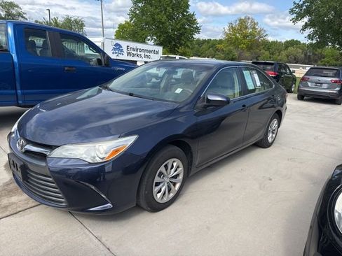 Used 2015 Toyota Camry LE FWD image 1