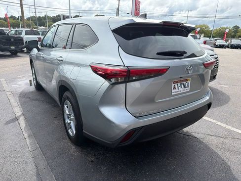 Used 2022 Toyota Highlander LE FWD image 6