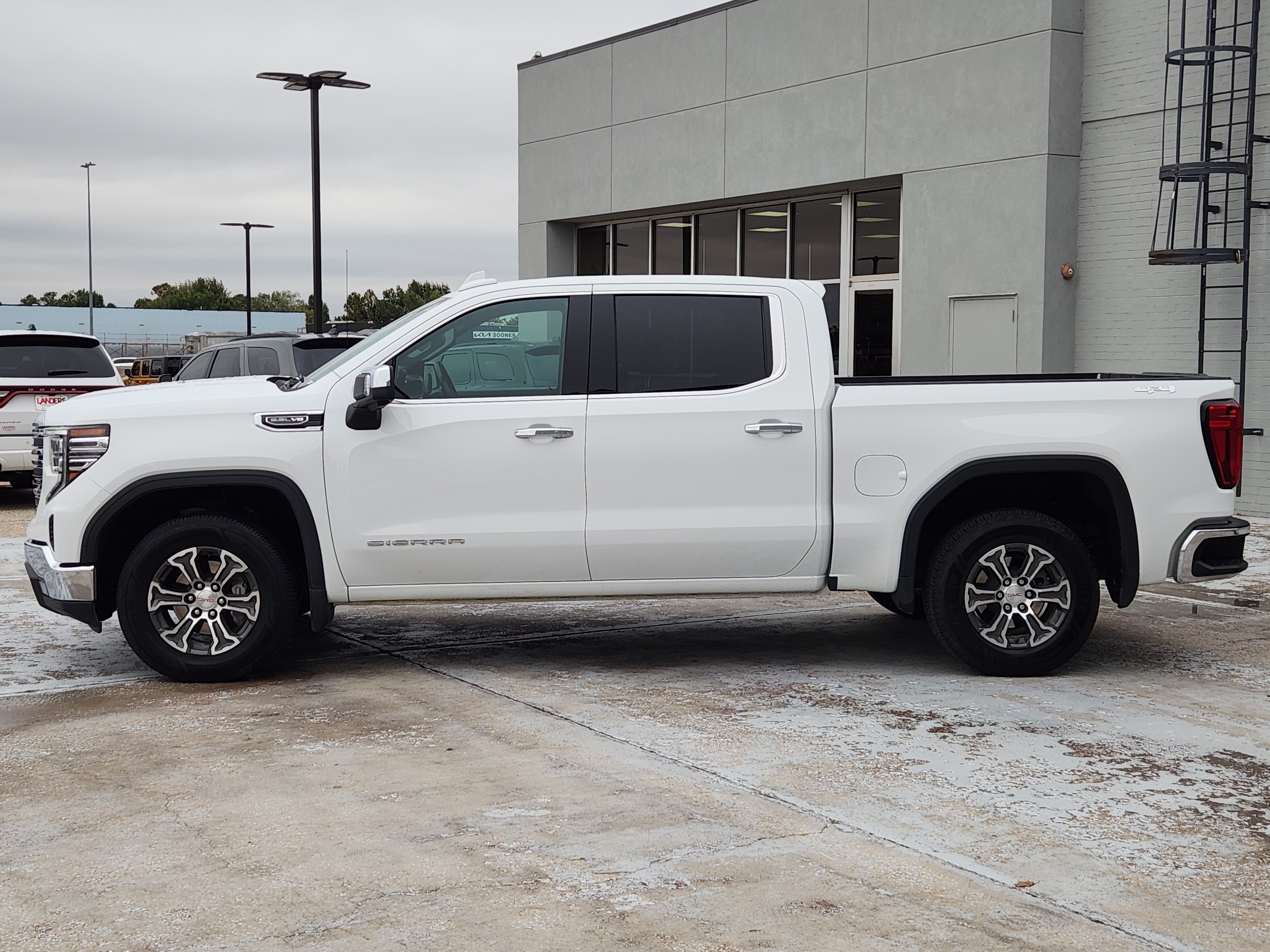 Used 2025 GMC Sierra 1500 SLT AWD/4WD image 5