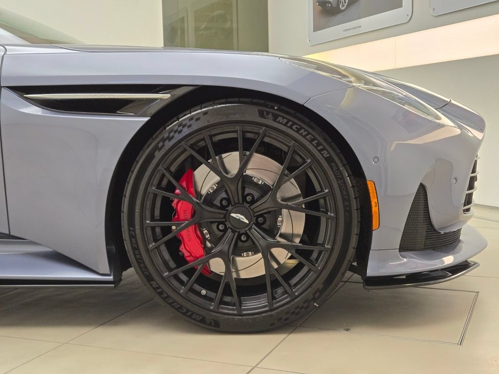 Used 2025 Aston Martin DB12 Coupe RWD image 8
