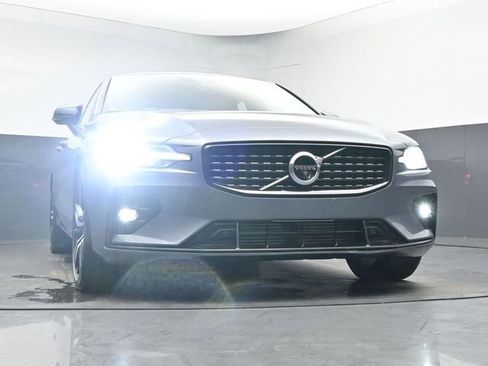 Used 2021 Volvo S60 T5 R-Design image 10