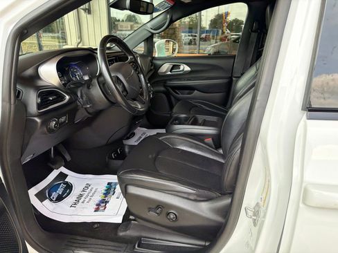 Used 2020 Chrysler Pacifica Touring-L w/ Advanced Safetytec Group AWD/4WD image 8