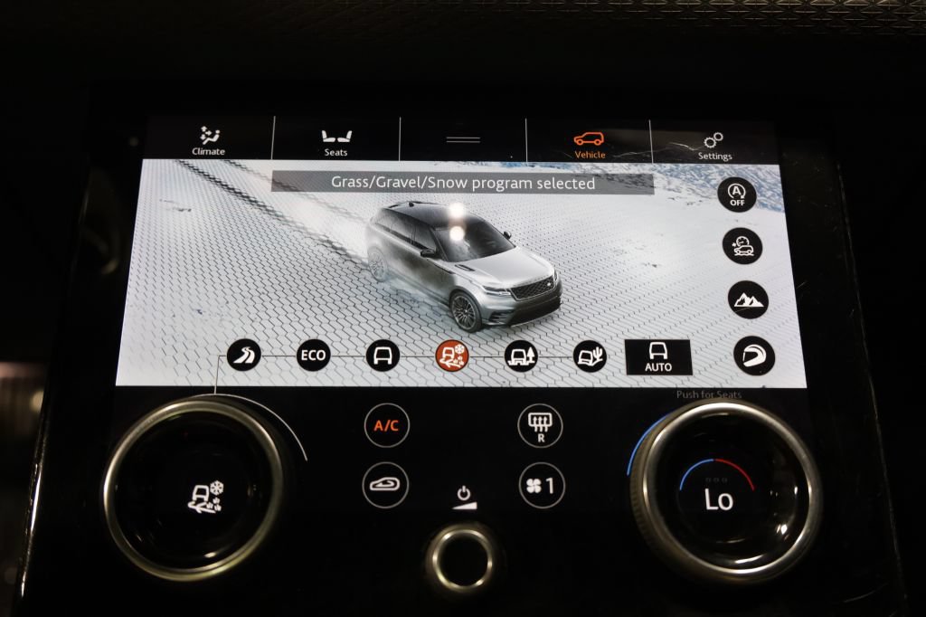 Used 2019 Land Rover Range Rover Velar R-Dynamic SE AWD/4WD image 50