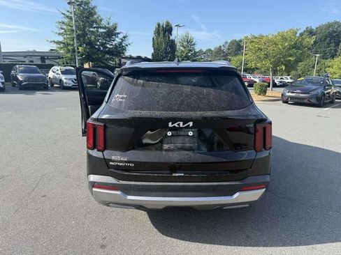 Certified 2024 Kia Sorento S FWD image 8