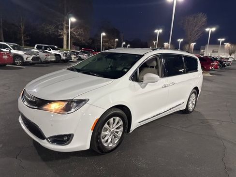 Used 2019 Chrysler Pacifica Touring-L w/ Advanced Safetytec Group image 3