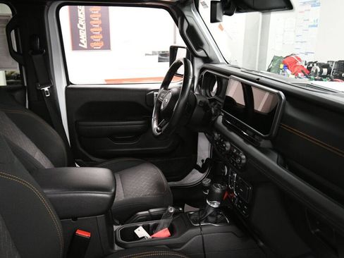 Used 2024 Jeep Gladiator Mojave w/ Technology Group AWD/4WD image 29