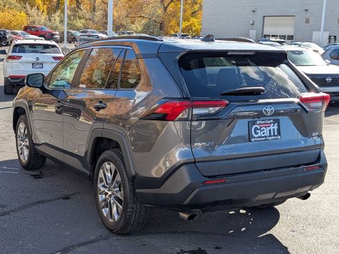 Used 2021 Toyota RAV4 XLE Premium image 8