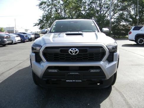 Used 2025 Toyota Tacoma TRD Sport AWD/4WD image 8