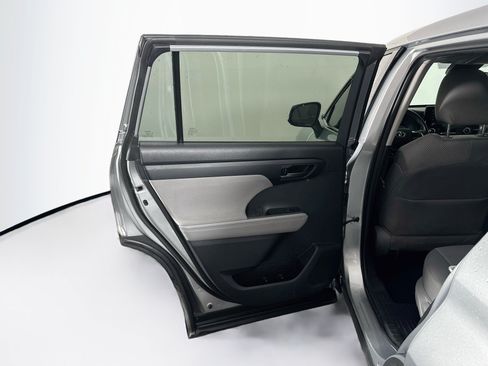 Used 2020 Toyota Highlander L FWD image 24