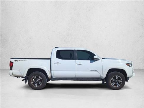 Used 2018 Toyota Tacoma TRD Sport image 4