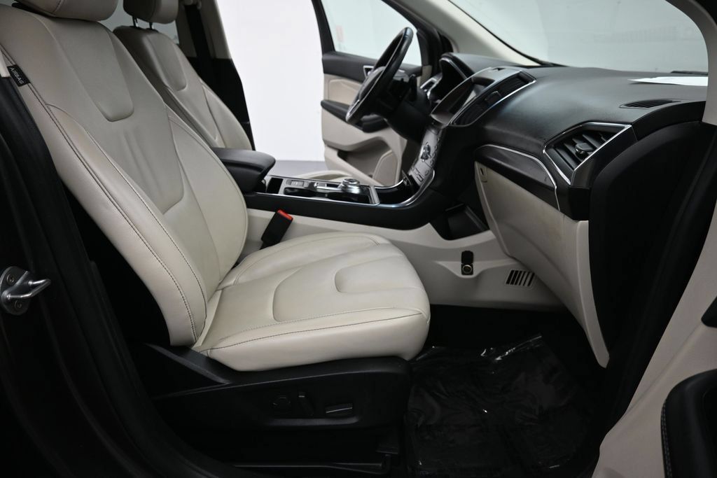 Used 2020 Ford Edge Titanium AWD/4WD image 18
