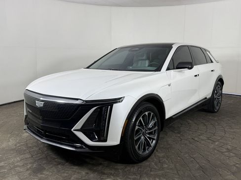 Used 2024 Cadillac Lyriq Sport AWD/4WD image 3