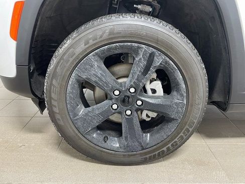 Used 2024 Jeep Grand Cherokee Altitude image 10