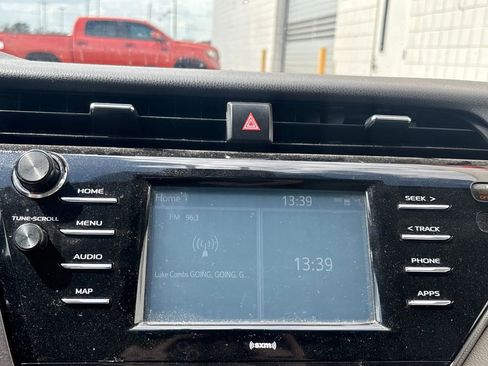 Used 2020 Toyota Camry SE image 11