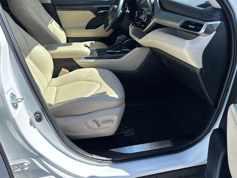 Used 2024 Toyota Highlander Limited image 13