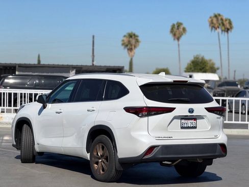 Used 2022 Toyota Highlander Bronze Edition AWD/4WD image 2