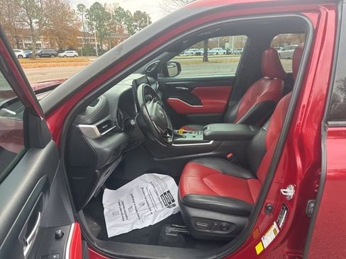 Used 2022 Toyota Highlander XSE image 9