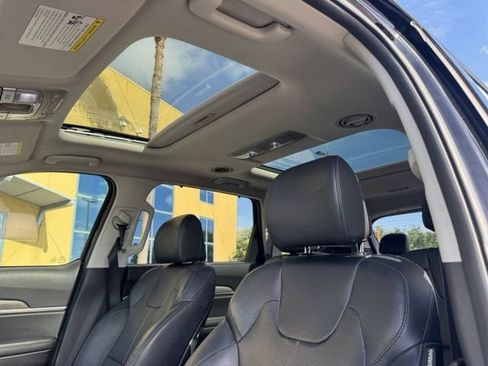 Certified 2022 Kia Telluride SX w/ Nightfall Edition Package AWD/4WD image 17