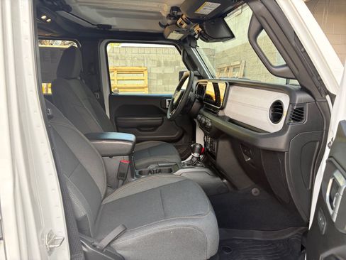 Used 2024 Jeep Wrangler Unlimited w/ Convenience Group AWD/4WD image 27