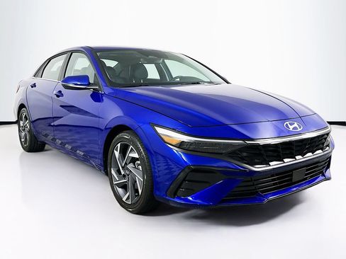 Used 2025 Hyundai Elantra Limited FWD image 2